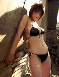 Hitomi Aizawa Busty asian babe is erotically beautiful in her printed bikini