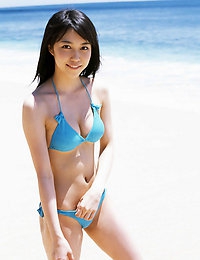 Mizuho Hata Diminutive gravure babe shows off her delicious body in a blue bikini